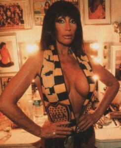 Moria Casán Instagram - Sin dudas @moria_laone es un clásico de nuestro segmento: “Todo el mundo es hincha de Boca, solo que algunos tardan en darse cuenta...” En su camarin, con su bufanda predilecta, desafía: “Por suerte, este año les tapamos la boca a los que nos llenan de apodos. ¡Nos quieren dar clases de fútbol a nosotros! Y al final, todos terminan por ser nuestros bebés... De pecho, por supuesto”. [1998]