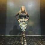 Moria Casán Instagram - Look: @ropa__bellaok Sandalias: @carmensteffensargentina Peluca: @miguelromano_el_condor Make Up e Imágen: @galosottovip Prensa: @maxi_cardaci @cardacinoe
