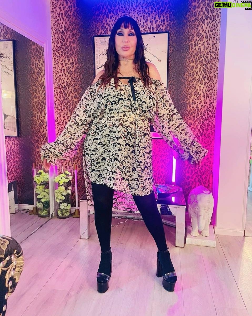 Moria Casán Instagram - Look: @danielcapri1978 Sandalias: @cavallimiaok Make Up, Hair Style e Imágen: @galosottovip Prensa: @maxi_cardaci @cardacinoe