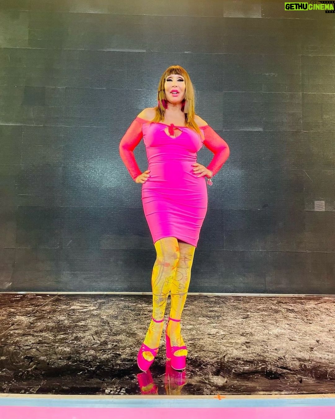 Moria Casán Instagram - Look: @danielcapri1978 Sandalias: @cavallimiaok Make Up, Hair Style e Imágen: @galosottovip Prensa: @maxi_cardaci @cardacinoe