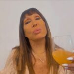 Moria Casán Instagram - Hola amores, cómo están ? Ustedes más que nadie saben que cuando un producto me está dando resultados se los voy a recomendar al 💯 Llevo 5 meses tomando mi colágeno, que me ayudó a mejorar la piel, las uñas, el cabello, las articulaciones y además me da energía para todo el día. Y lo que más les va a dar confianza es que tiene comprobación científica . Lo tengo en promo en mi tienda @laone_shop, 6 cuotas sin interés + y envío gratis. COMBOS DE 12, 6 y 3 potes , que puedas congelar el precio antes del aumento ⬆️ NO ES GASTO, ES INVERSIÓN 💅