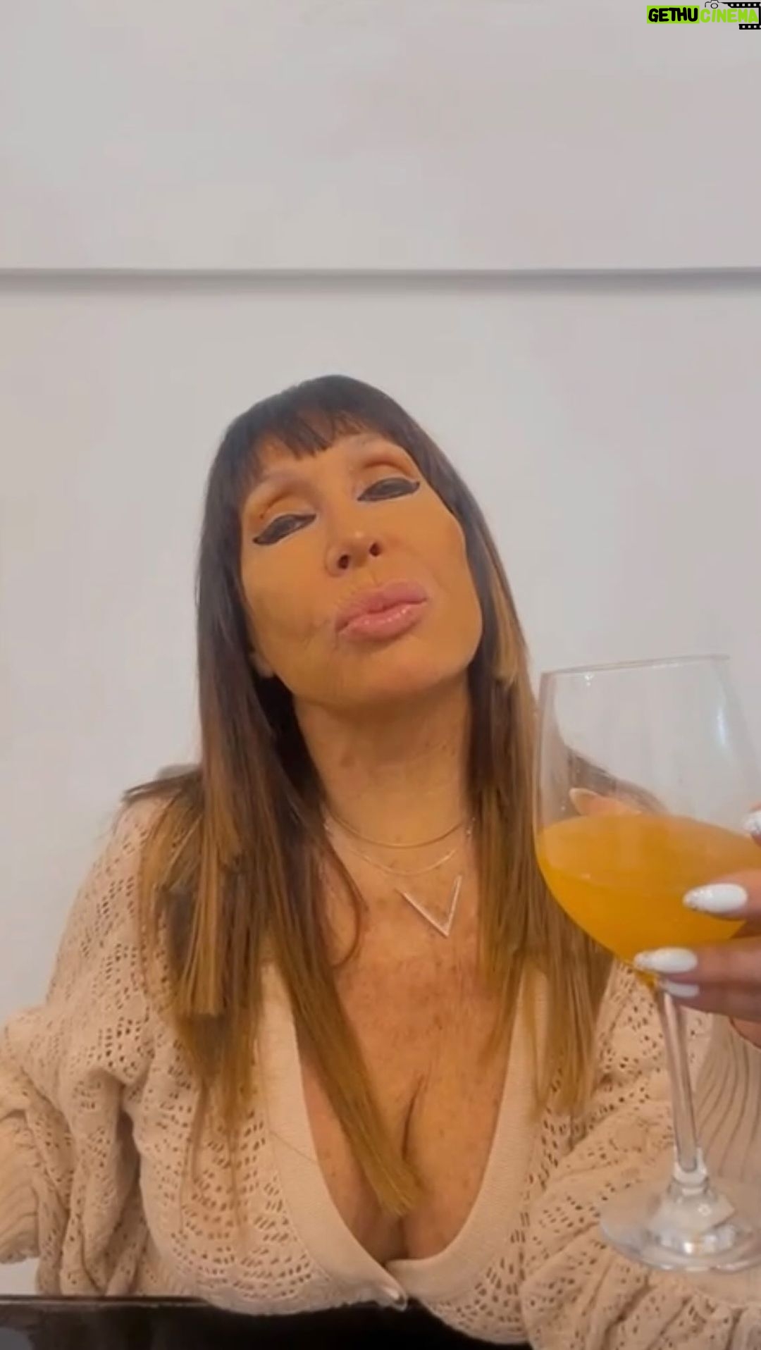 Moria Casán Instagram - Hola amores, cómo están ? Ustedes más que nadie saben que cuando un producto me está dando resultados se los voy a recomendar al 💯 Llevo 5 meses tomando mi colágeno, que me ayudó a mejorar la piel, las uñas, el cabello, las articulaciones y además me da energía para todo el día. Y lo que más les va a dar confianza es que tiene comprobación científica . Lo tengo en promo en mi tienda @laone_shop, 6 cuotas sin interés + y envío gratis. COMBOS DE 12, 6 y 3 potes , que puedas congelar el precio antes del aumento ⬆️ NO ES GASTO, ES INVERSIÓN 💅