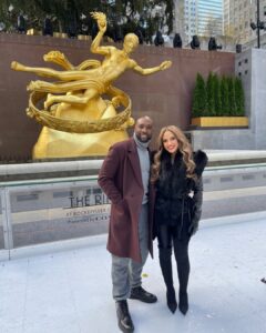 Morris Chestnut Instagram - GM! Naked dude behind us is one of the most photographed sculptures in NYC! If not THE most. @1melissadesousa @peacocktv @tods @aldo_shoes @houseofdiabate. The Best Man Final Chapters Coming 12-22-22