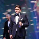 Mostafa Khater Instagram - الحمد لله جائزه الجمهور عن مسلسل البيت بيتي شكرا مهرجان الفضائيات العربيه 🤵🏻‍♂️🏆