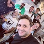 Mostafa Khater Instagram - جايين نعيد معاكم بمسرحية عائلة تس ابتداءا من يوم الجمعه ١٥ يوليو وحتي ١٧ يوليو 🔥💥 علي مسرح #محمد_العلي #موسم_الرياض وكل سنه وانتم طيبين 🥳 هنستناكم 🇪🇬🇸🇦