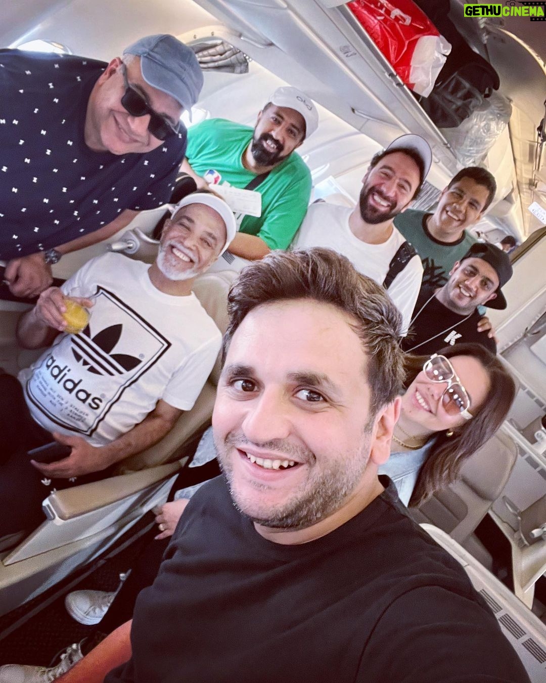 Mostafa Khater Instagram - جايين نعيد معاكم بمسرحية عائلة تس ابتداءا من يوم الجمعه ١٥ يوليو وحتي ١٧ يوليو 🔥💥 علي مسرح #محمد_العلي #موسم_الرياض وكل سنه وانتم طيبين 🥳 هنستناكم 🇪🇬🇸🇦