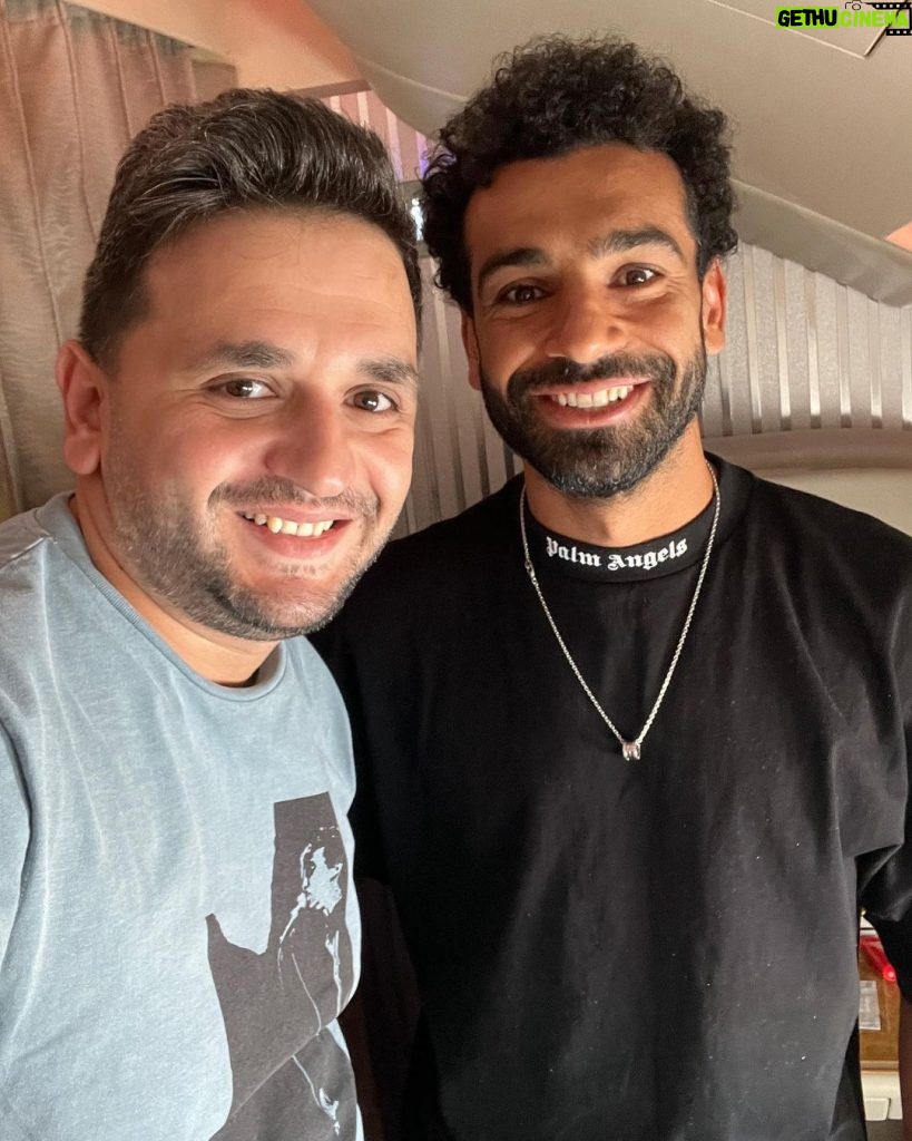 Mostafa Khater Instagram - مع احسن لاعب في العالم 🔥 #محمد_صلاح #مصطفي_خاطر