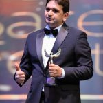 Mostafa Khater Instagram - الحمد لله جائزه الجمهور عن مسلسل البيت بيتي شكرا مهرجان الفضائيات العربيه 🤵🏻‍♂️🏆