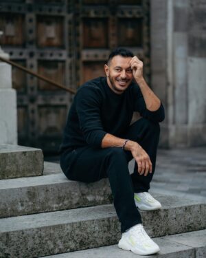 Mostafa Shaaban Instagram - ليست العزله فى ان تكون وحيدا..
إنما العزله فى …؟