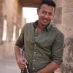 Mostafa Shaaban Instagram - لو ينسى الواحد احزانه هايشوف الورد بالوانه 🌺 #الكنج #محمد_منير #اسوان #دايماً_عامر Photographer @ibrahim_elsammakph Makeup @mostafaibrahimmakeup Hairdresser @abdo.eldweek
