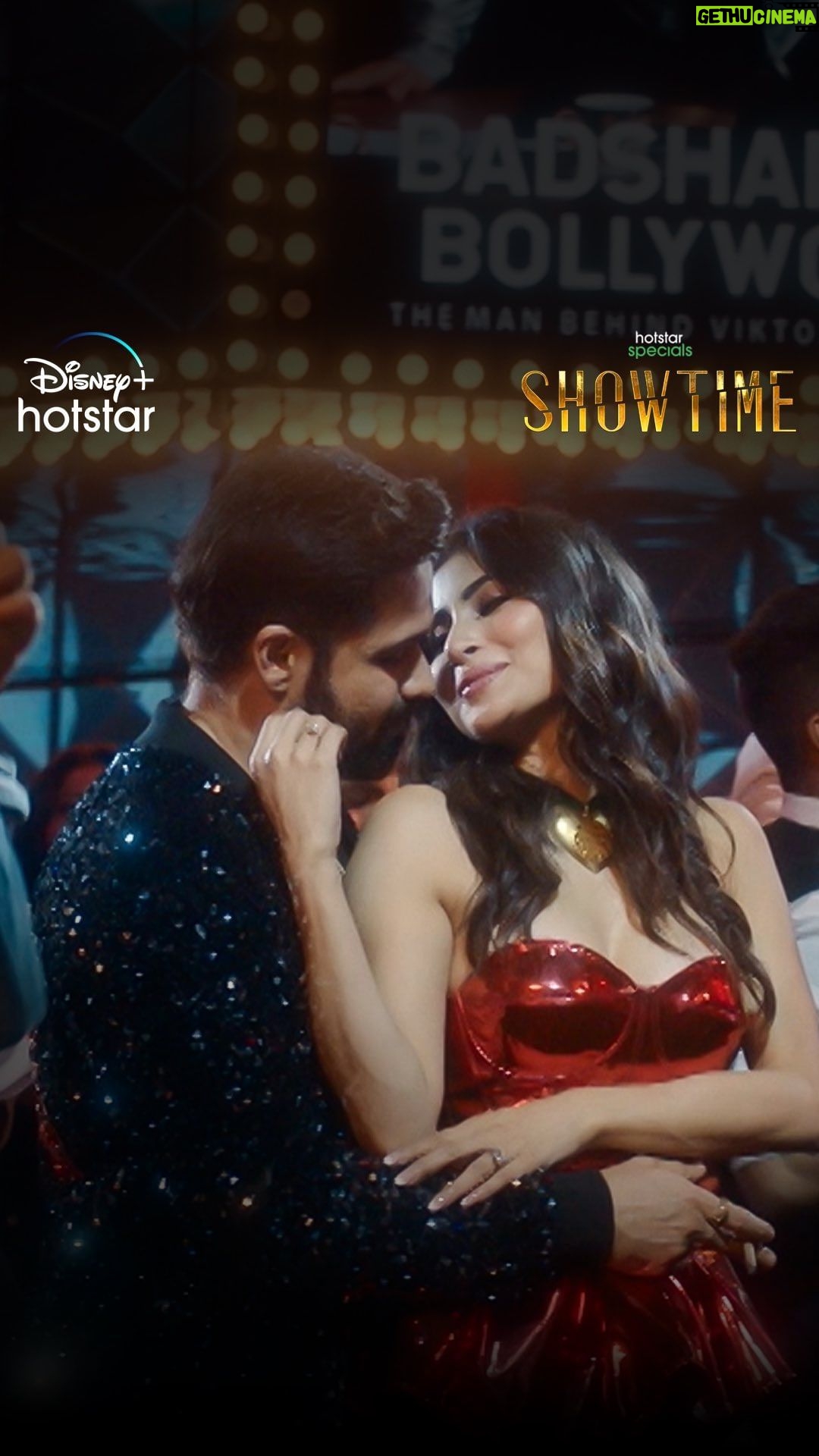 Mouni Roy Instagram - Har pinjara tod kar udne ko taiyaar hai yeh jodi. #HotstarSpecials #Showtime now streaming. #ShowtimeOnHotstar @karanjohar @apoorva1972 @somenmishra @mihirbd @gogoroy @kumararchit @naseeruddin49 @therealemraan @mahima_makwana @imouniroy @simplyrajeev @shriya_saran1109 @neeraj_madhav @vishalvashishtha @ghuggss #VijayRaaz #LaraChandni @mitchinder @jehanhanda @karandontsharma @Bhaskarville @tallz.music @dharmaticent