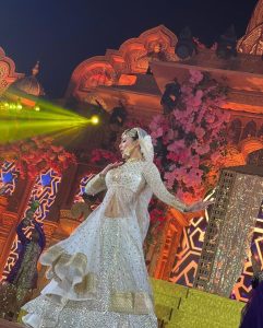 Mouni Roy Instagram - Last night doing what I love doing the most 🕺🫶🏻 Wishing err’ybody a very Happy mahashivratri & womens day ॐ नमः शिवाय्: #stagelove