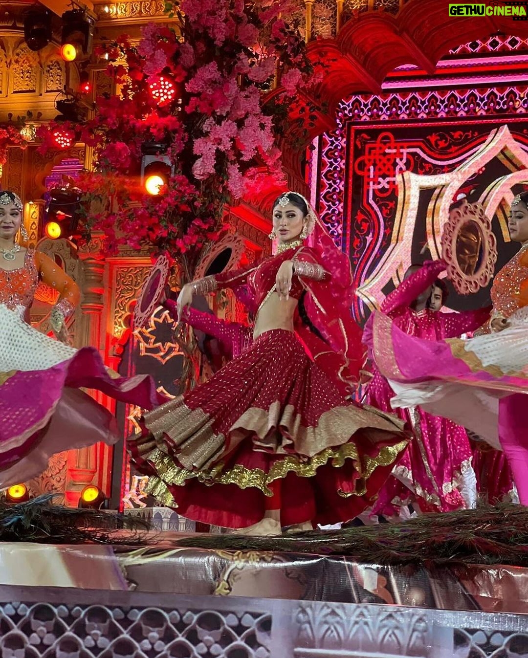 Mouni Roy Instagram - Last night doing what I love doing the most 🕺🫶🏻 Wishing err’ybody a very Happy mahashivratri & womens day ॐ नमः शिवाय्: #stagelove