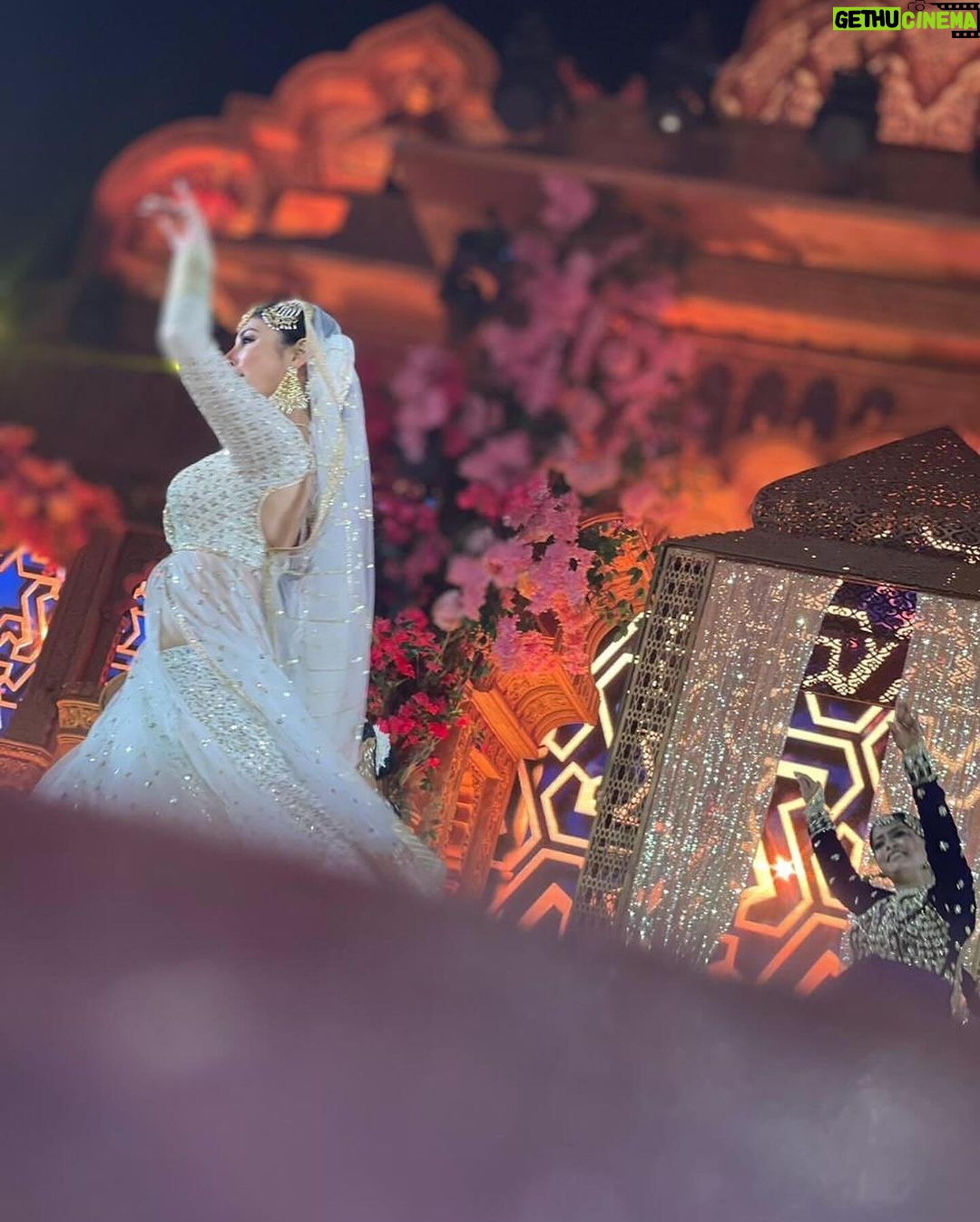 Mouni Roy Instagram - Last night doing what I love doing the most 🕺🫶🏻 Wishing err’ybody a very Happy mahashivratri & womens day ॐ नमः शिवाय्: #stagelove