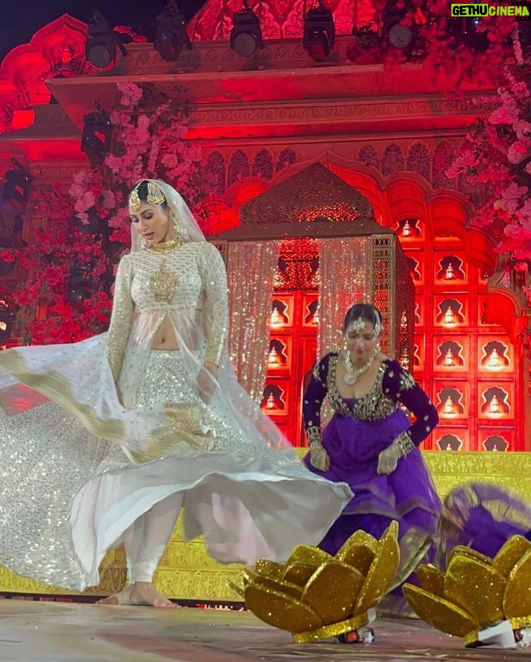 Mouni Roy Instagram - Last night doing what I love doing the most 🕺🫶🏻 Wishing err’ybody a very Happy mahashivratri & womens day ॐ नमः शिवाय्: #stagelove