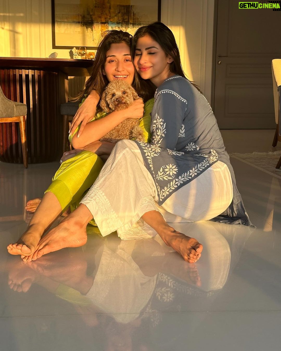 Mouni Roy Instagram - I’m either dancing, singing, eating, laughing, travelling or loving on Theo & Arthur ……….♥️………. My shibuuu wuvvvs em tooo @shivaani_malik_singh