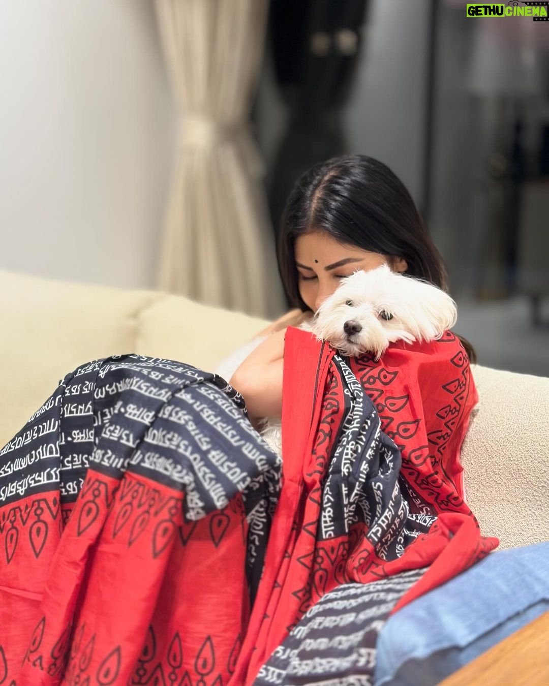 Mouni Roy Instagram - I’m either dancing, singing, eating, laughing, travelling or loving on Theo & Arthur ……….♥️………. My shibuuu wuvvvs em tooo @shivaani_malik_singh