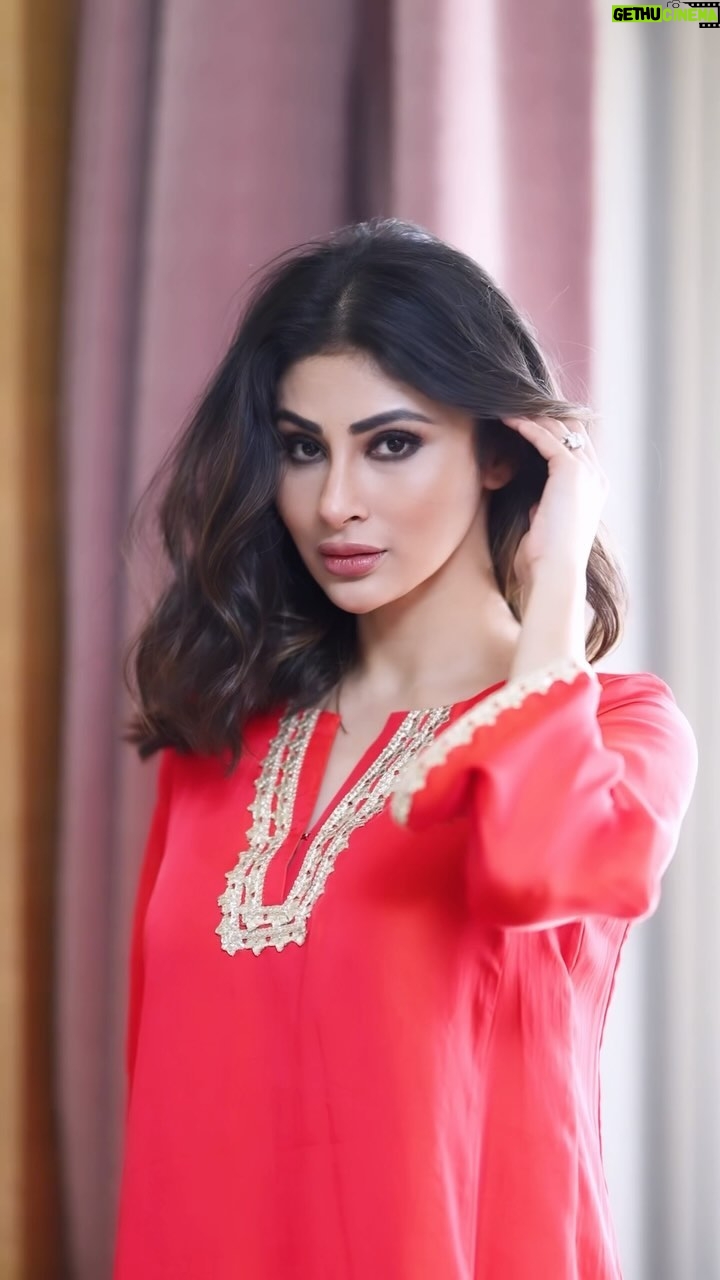 Mouni Roy Instagram - Hair fall, dehydrated hair, and damaged hair are something none of us have managed to escape. After several trials and errors, I have found one hidden gem, that saved my hair from all of these. Trichup’s Ayurvedic Oil and Natural Shampoo has transformed my hair game. It’s no brainer, it’s science as it’s packed with sesame, bringraj, amla, and several other ingredients that are powerhouse for our scalp and hair health. I have found my hair care solution. Do you wish to transform your hair? #trichup #healthyhairwithtrichup #vasuhealthcare #healthyhair