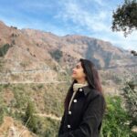 Mugdha Chaphekar Instagram - ‘सुकून’ 0 km 🏔️🖤 . . Coat: @shop.dlanxa @chkokko Styling : @styling.your.soul . #gratitude #solitude #happiness #love #nature #incredibleindia #beautiful #bharat #fun #peace Somewhere under the Blue Sky
