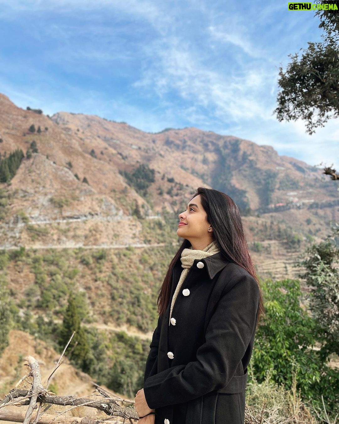 Mugdha Chaphekar Instagram - ‘सुकून’ 0 km 🏔️🖤 . . Coat: @shop.dlanxa @chkokko Styling : @styling.your.soul . #gratitude #solitude #happiness #love #nature #incredibleindia #beautiful #bharat #fun #peace Somewhere under the Blue Sky