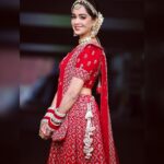 Mugdha Chaphekar Instagram – Laal♥️
.
#pranbir #love #kumkumbhagya 
.
📸 @pappu.gupta.549 Mumbai, Maharashtra