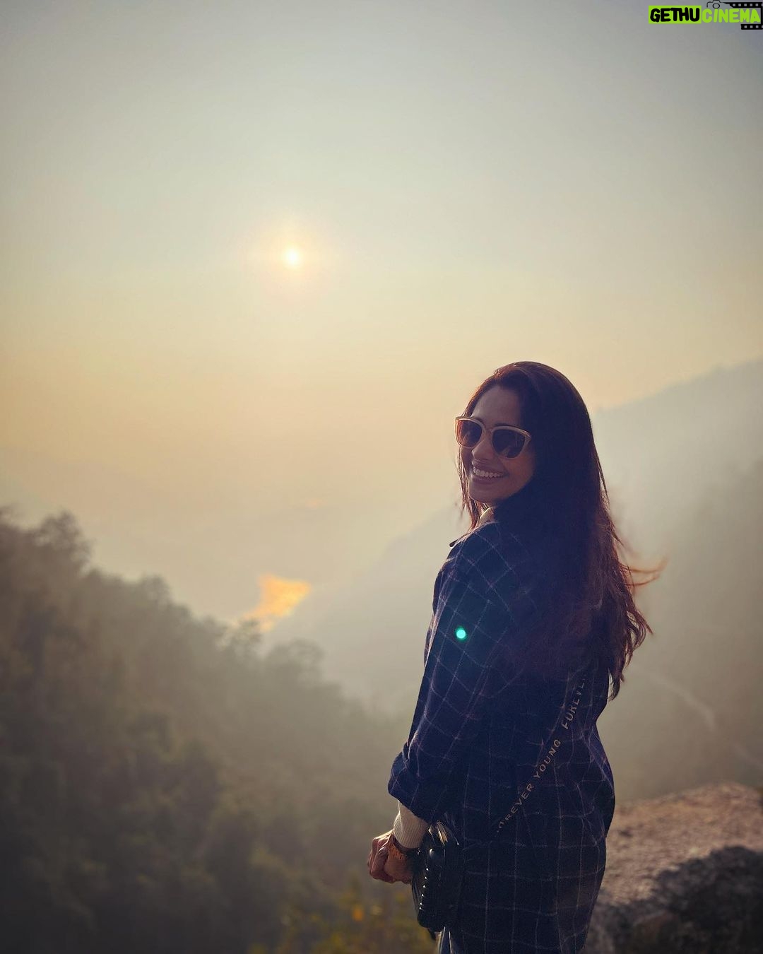 Mugdha Chaphekar Instagram - Love and peace….. Happy New Year🌻✨🫶 . . #spreadlove @shop.dlanxa @chkokko @styling.your.soul Somewhere under the Blue Sky