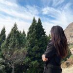 Mugdha Chaphekar Instagram - ‘सुकून’ 0 km 🏔️🖤 . . Coat: @shop.dlanxa @chkokko Styling : @styling.your.soul . #gratitude #solitude #happiness #love #nature #incredibleindia #beautiful #bharat #fun #peace Somewhere under the Blue Sky