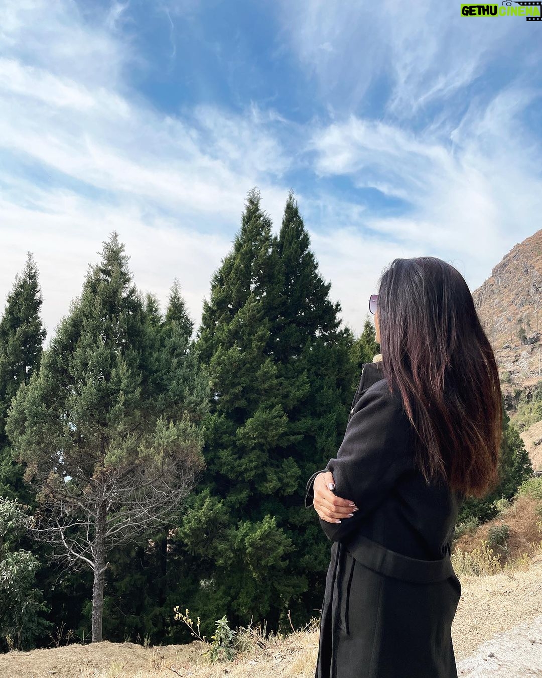 Mugdha Chaphekar Instagram - ‘सुकून’ 0 km 🏔️🖤 . . Coat: @shop.dlanxa @chkokko Styling : @styling.your.soul . #gratitude #solitude #happiness #love #nature #incredibleindia #beautiful #bharat #fun #peace Somewhere under the Blue Sky