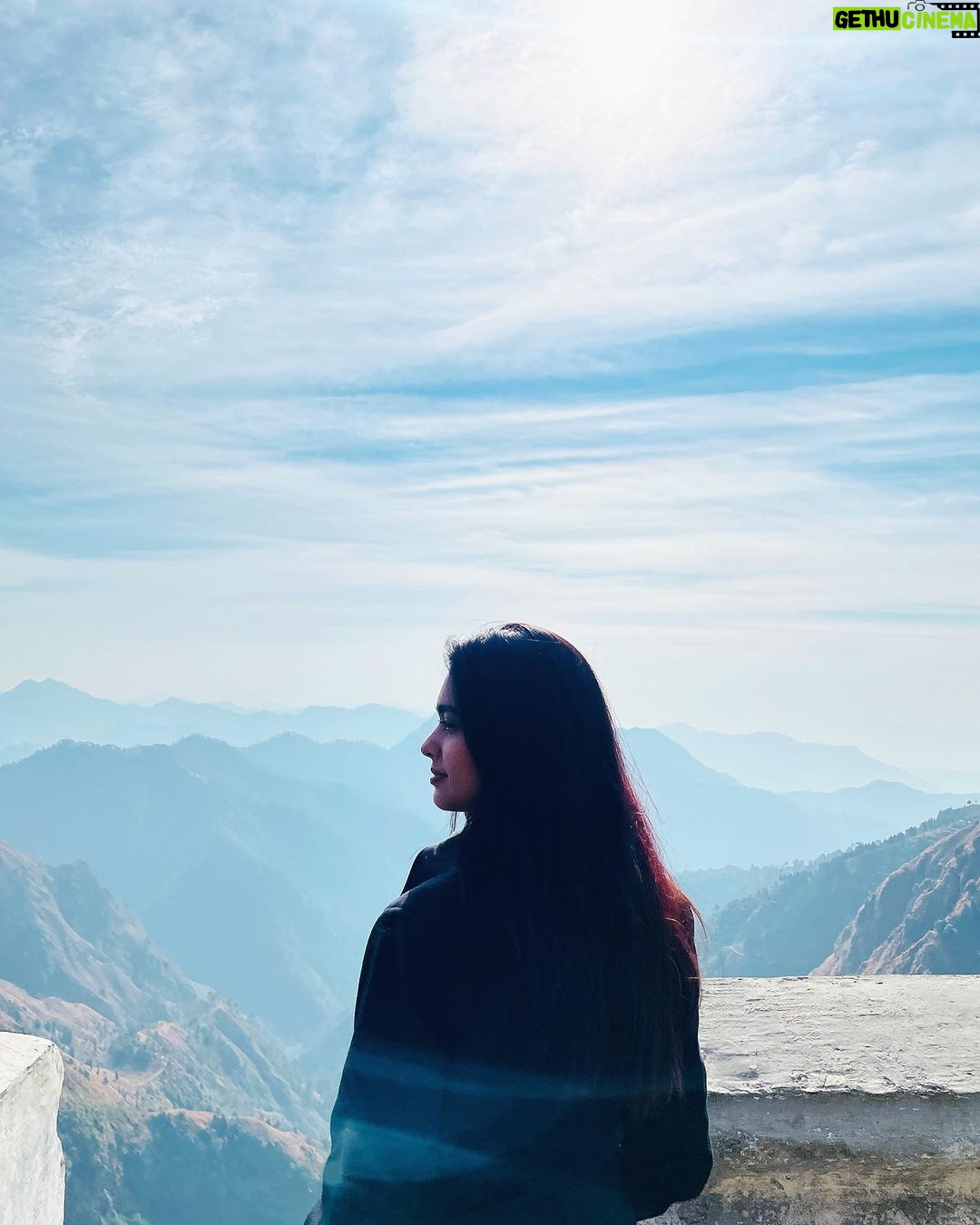Mugdha Chaphekar Instagram - ‘सुकून’ 0 km 🏔️🖤 . . Coat: @shop.dlanxa @chkokko Styling : @styling.your.soul . #gratitude #solitude #happiness #love #nature #incredibleindia #beautiful #bharat #fun #peace Somewhere under the Blue Sky