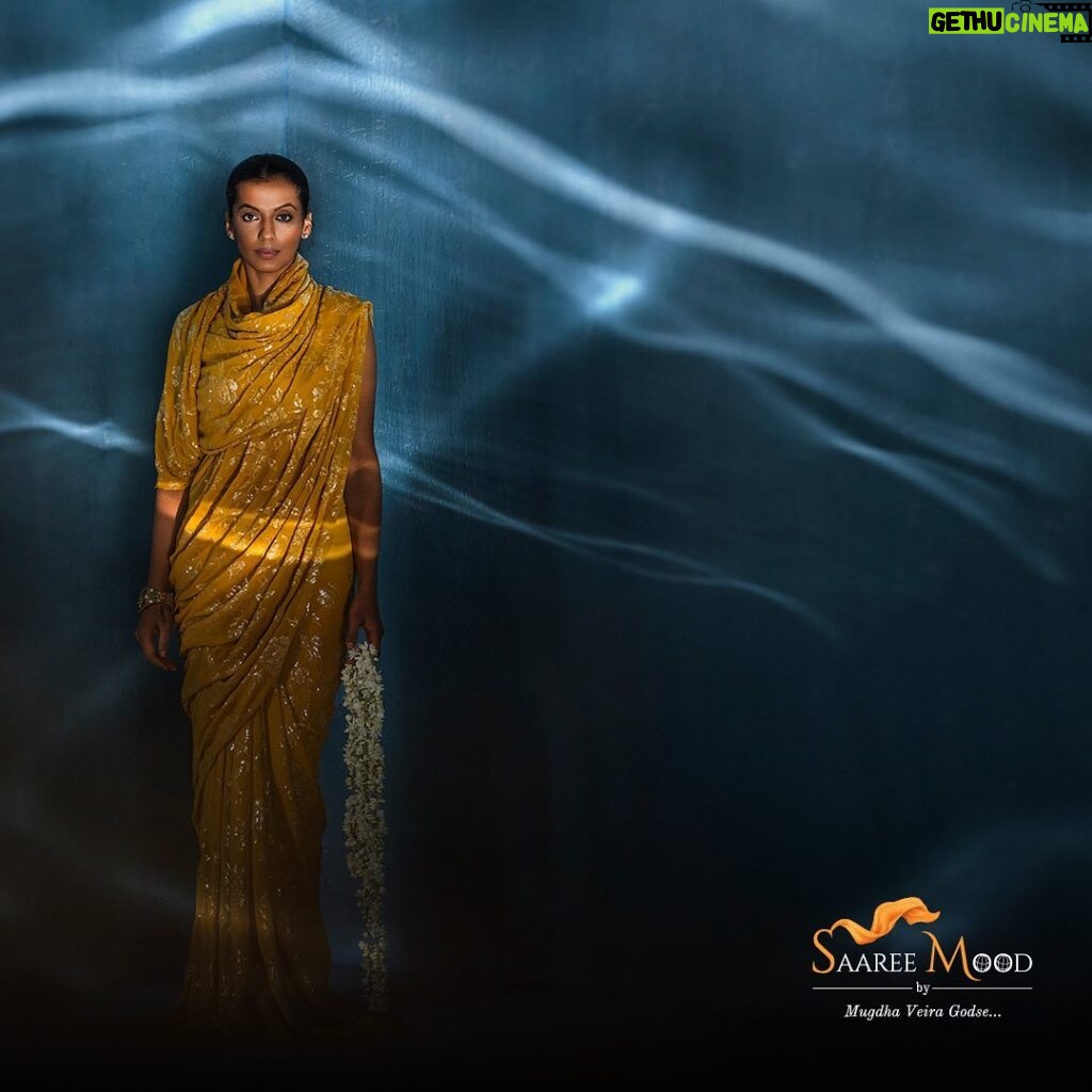 Mugdha Godse Instagram - THE WATER SERIES She builds, she laughs, she gives it her all! She is the pride of India!✨ Link in bio to shop SaareeMood!✨ Photography : @tarun_khiwal Styling : @harshad.fshn MUA : @kaushikanu Production : @karma__production Jewellery : @amrapalijewels . . . . #saareemood #saareesforallemotions #mugdhagodse #newbrandlaunch #shopthelook