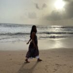 Mugdha Godse Instagram – Continuing new found Ritual to visit juhu beach…. 
My Master made me fall in love with the place again… ❤️❤️❤️
#gratitude #tarneivji #love #mumbai #city #life #happiness #majormissing #bellymaster #silence #joy JW Marriott Mumbai Juhu