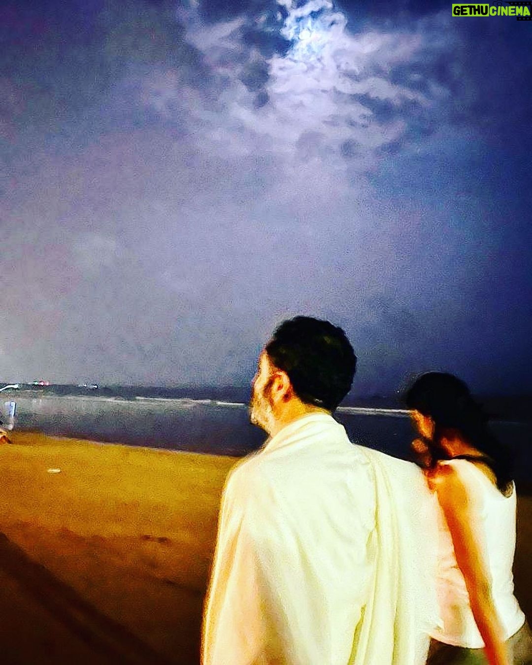 Mugdha Godse Instagram - Life has become a beautiful painting, a piece of Fine Art with Hisβ Eternal Grace with meβ¦ forever in Gratitude ππ½ππ½ππ½ Early morning walks With The Lord & The Master Himself β€οΈβ€οΈβ€οΈ My Dearest βTaranjiβ¦β ππ½ππ½ππ½ His magnificent Grace under the bright full moon, at Juhu Beach, Mumbai! early morning vibes! πΉπΉπΉ Blessed πΊπΊπΊ Thank you @hemantjkhendilwal for capturing the moment π With our Sangat Family ππ½ππ½ππ½ #tarneivji #bellymaster #mumbai #juhubeach #gratitude #love #grace #joy #peace #love #happiness