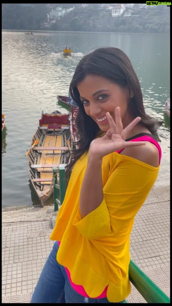 Mugdha Godse Instagram - Come check this 🥰 Funtime on the sets in Bhimtaal @sunny_makeup_artist @sunitakedare Bhimtal