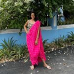 Mugdha Godse Instagram - Wedding Shenanigans 🙌❤️🤗 @anjoria @lamba3409 @kanchistan #goa Thank you @nupurkanoi @nupurkanoiofficial for this lovely pink piece of art ❤️😍 Goa