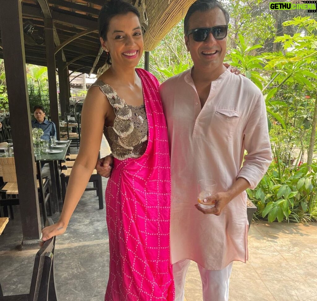 Mugdha Godse Instagram - Wedding Shenanigans 🙌❤️🤗 @anjoria @lamba3409 @kanchistan #goa Thank you @nupurkanoi @nupurkanoiofficial for this lovely pink piece of art ❤️😍 Goa