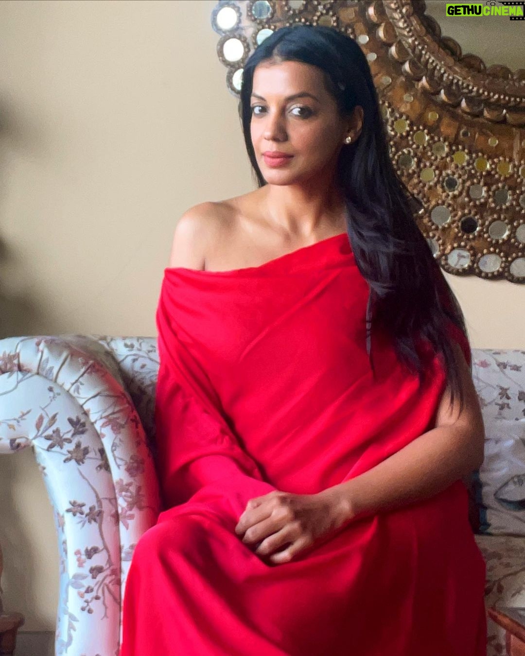 Mugdha Godse Instagram - Mood ❤️❤️❤️ Thank u @panila_westernedit n @exhibitions.mumbai for brightening mumbai winter time with this ensemble 🌹😍 #newdress #gratitude #fun #dressup #love #girlsjustwannahavefun #happy #divine #be #silence #bliss Mumbai, Maharashtra