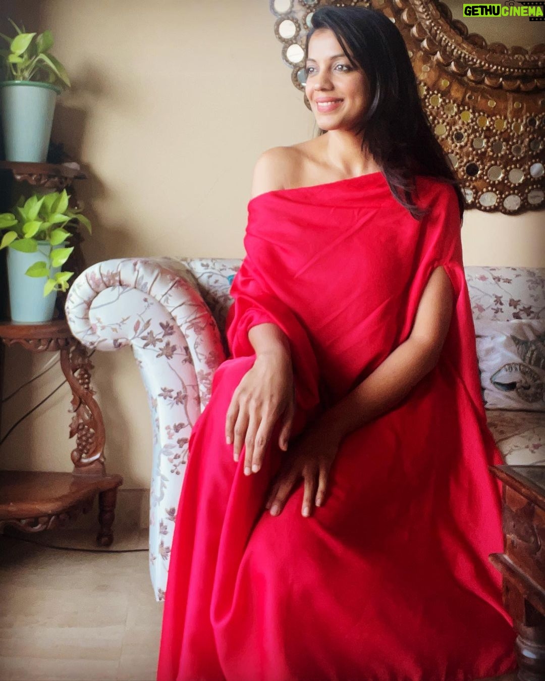 Mugdha Godse Instagram - Mood ❤️❤️❤️ Thank u @panila_westernedit n @exhibitions.mumbai for brightening mumbai winter time with this ensemble 🌹😍 #newdress #gratitude #fun #dressup #love #girlsjustwannahavefun #happy #divine #be #silence #bliss Mumbai, Maharashtra