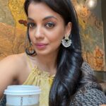 Mugdha Godse Instagram - No filter post 🌺🌹 PS : make up is a natural filter 😜🙄 #fun #shoot #metime #coffee #latte #gratitude #grateful #happiness #love #lovewhatyoudo #dowhatyoulove #silence #bliss #be #divine