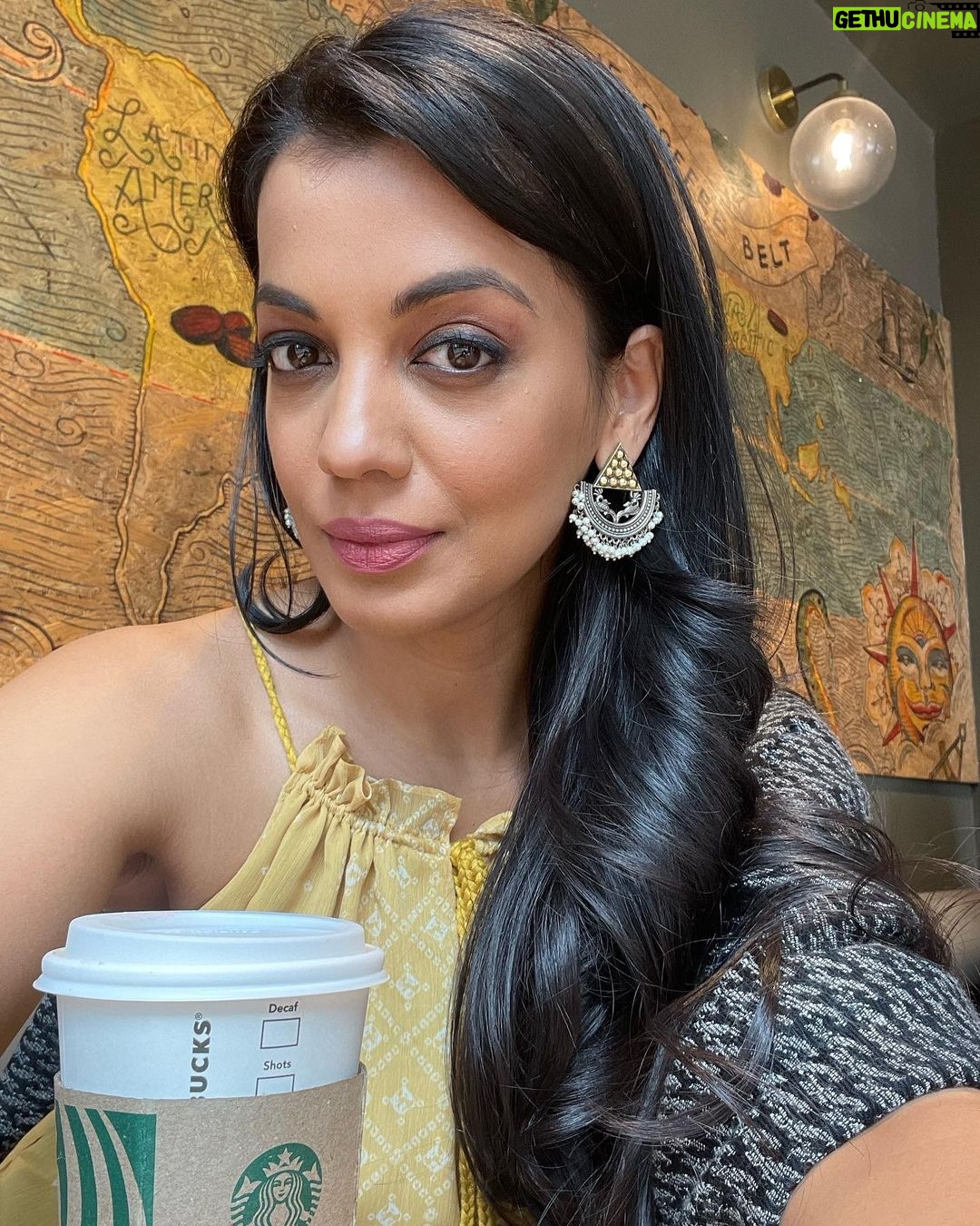 Mugdha Godse Instagram - No filter post πΊπΉ PS : make up is a natural filter ππ #fun #shoot #metime #coffee #latte #gratitude #grateful #happiness #love #lovewhatyoudo #dowhatyoulove #silence #bliss #be #divine