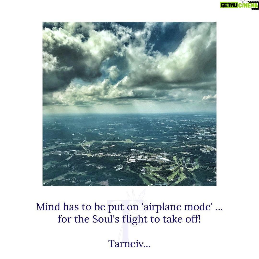 Mugdha Godse Instagram - @belly_group In the Masterβs words ππ½ππ½ππ½ #tarneivji #bellymaster #poetry #bellymeditation #love #peace #joy #gratitude #mantra #chanting #silence #guru #teacher #guide #light #grateful PC @jjvalaya_the.other.side