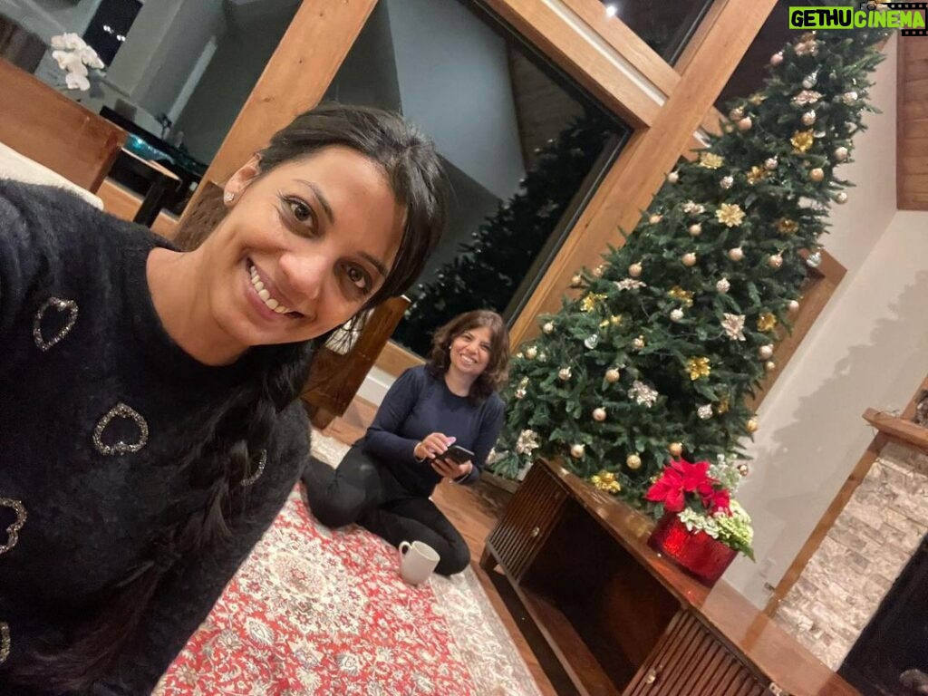 Mugdha Godse Instagram - Xmas vibes ❤️❤️❤️ with @aaviahsumitsachdev Blessed ❤️🌺🙏🏽 ‘All Thy Grace’ my dearest and loving Master 🙏🏽🙏🏽🙏🏽 #gratitude #love #happiness #life #thankful #xmas #newyear #vibes #positivity #silence #divine #be #bliss Muskoka, Ontario