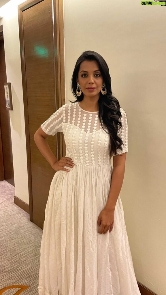 Mugdha Godse Instagram - Vision in white… Bhopal diaries… peace and joy ❤️🌺 Outfit : @shwetaaggarwal.official Jewellery : @shvet_silver Thank you @viralmantra @birenbagadia_official for shooting this #love #gratitude #fun #bhopal #silence #be #divine #reels