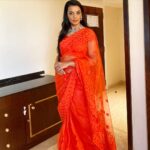 Mugdha Godse Instagram - Another saree outing 🧡🤍❤️ #workmode #love #fashion #sareelove #fun #pune #outing #choker #gratitude #orange Sheraton Grand Pune Bund Garden Hotel