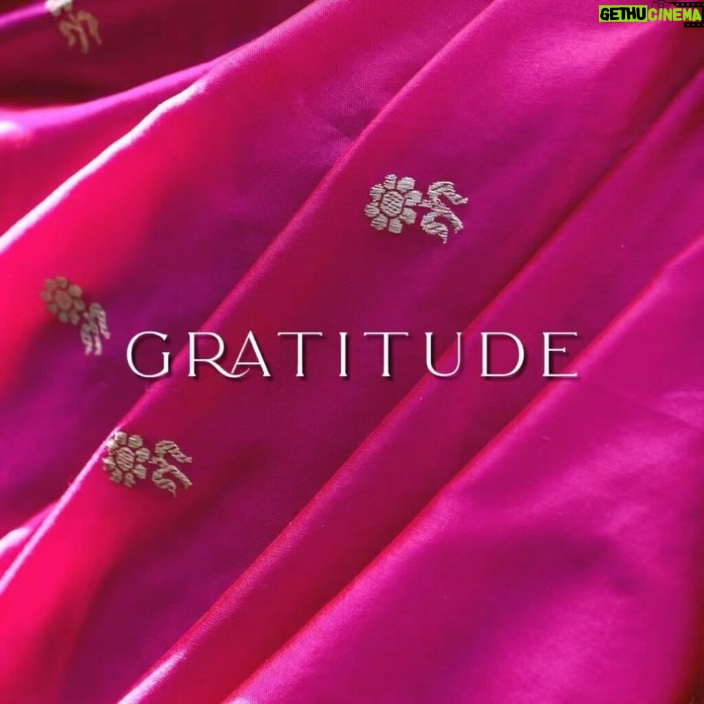 Mugdha Godse Instagram - Gratitude ˈɡratɪtjuːd 𝘈𝘭𝘸𝘢𝘺𝘴 𝘪𝘯 𝘎𝘳𝘢𝘵𝘪𝘵𝘶𝘥𝘦! 𝘌𝘵𝘦𝘳𝘯𝘢𝘭𝘭𝘺 𝘎𝘳𝘢𝘵𝘦𝘧𝘶𝘭 𝘵𝘰 𝘮𝘺 𝘮𝘢𝘴𝘵𝘦𝘳 𝘛𝘢𝘳𝘯𝘦𝘪𝘷 𝘫𝘪 𝘧𝘰𝘳 𝘢𝘭𝘭 𝘵𝘩𝘺 𝘎𝘳𝘢𝘤𝘦 𝘢𝘯𝘥 𝘉𝘭𝘦𝘴𝘴𝘪𝘯𝘨𝘴 Look around, we’re blessed with favourable things or positive life experiences which we may not have worked towards or actively didn’t ask for. Gratitude, is derived from a Latin word grata or gratia which truly means being human; being thankful for every minute of your life! One can only experience Gratitude when you start living for the smallest of things, the mediocre midnights, the sound of the ocean, the smell of rain after a thunderstorm, everything reminds you to have compassion, be present & practice gratitude! . . . . #saareemood #saaree #newbrand #mugdhagodse