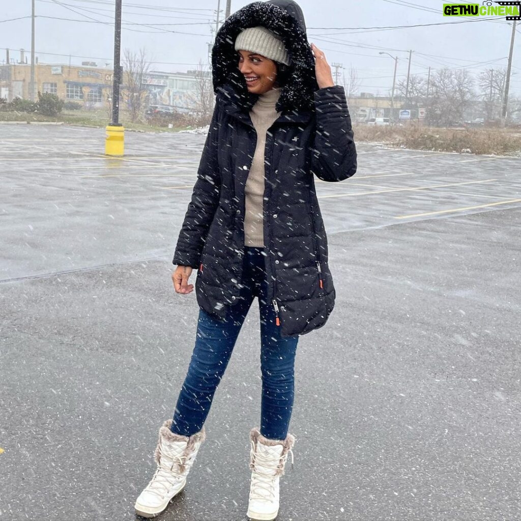 Mugdha Godse Instagram - Can’t get over the snow part ❄️ # nofilter #canada #fun #blessed #gratitude #love #winters #snowfall