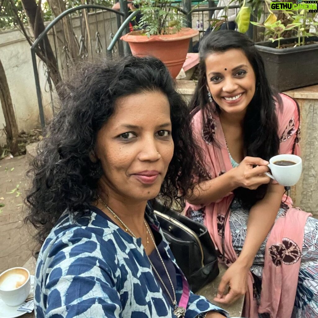 Mugdha Godse Instagram - Sista and Coffee time ☕️ with @madurakulkarni ❤️❤️❤️ #pune #love #family #gratitude Pune, Maharashtra