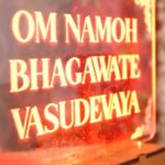 Mugdha Godse Instagram - Each moment, hour and day spent in our beloved Guru and Master Tarneiv… ji’s presence is miraculous and joyous !! Eternally blessed to have His’ Gracious Presence in our lives 🙏 Video @a.aayush Background score @aviraasmusic