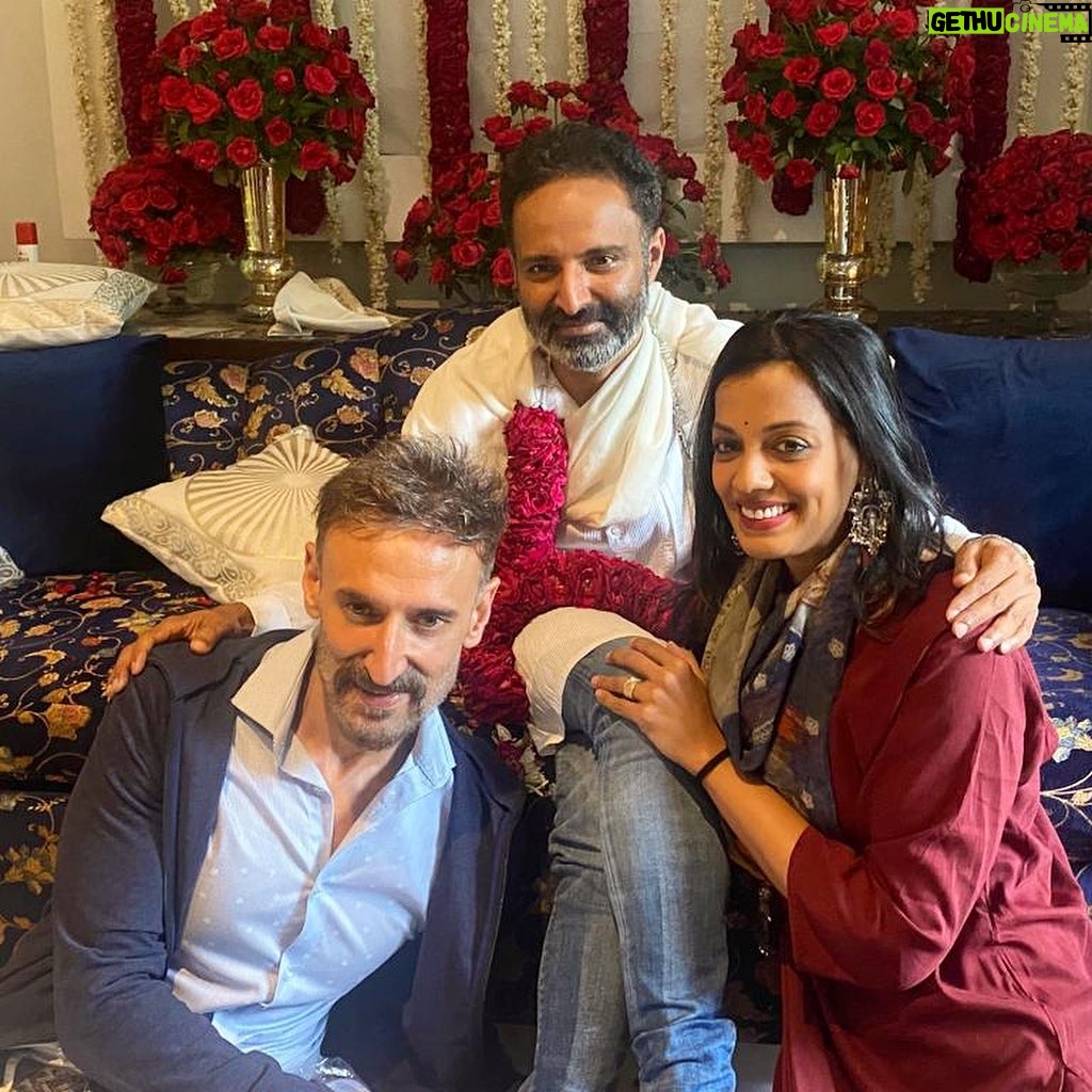 Mugdha Godse Instagram - What a blessed way to celebrate the birthday with our beloved Master Tarneiv’ ji…. ❤️❤️❤️🙏🏽🙏🏽🙏🏽🌺🌺🌺 Happy happy birthday to @rahuldevofficial Happy birthday to my another love #Arnava my nephew little cutioue is growing very fast ❤️🙏🏽🎂🎉🤗😍 All are so so blessed…. Always in Gratitude 🙏🏽🙏🏽🙏🏽❤️❤️❤️🌺🌺🌺 #tarneivji #master #bellymaster #birthday #gratitude #love #silence #be #happy #happiness #unalloyed The Claridges, New Delhi