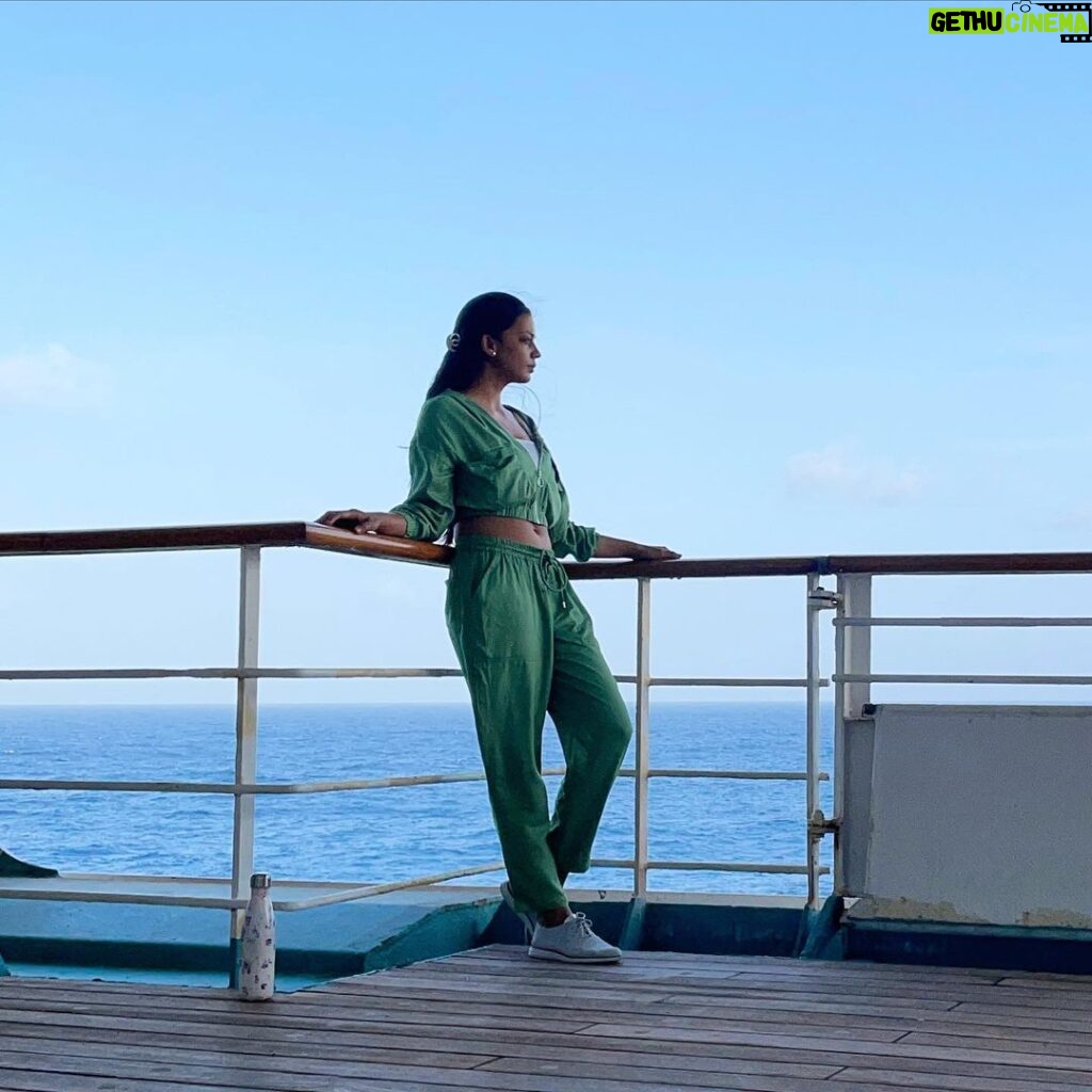 Mugdha Godse Instagram - No filter… middle of the sea 🌊 Fun time on cruise… loved the Arabian sea ❤️ @cordeliacruises #gratitude #love #cruisetime #water #sealife #arabiansea #mumbai #empressa #cordeliacruises