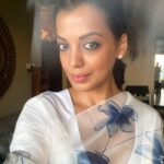 Mugdha Godse Instagram - The close up 💙🌼 @beatitude_stories #gratitude #love #silence #fun #sun #bliss #collab #saree #sareelove #beautiful